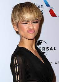 Zendaya Debuts New Mullet Do In Two Contrasting Outfits Featuring Giuseppe Zanotti And Fausto Puglisi At The 2016 Grammy Awards Zendaya Grammy Grammy Awards