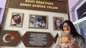 Batman'ın kozluk ilçesinde 8 aylık öğretmen şenay aybüke yalçın ve iki askerin şehit olmasıyla sonuçlanan hain saldırının görüntüleri ortaya çıktı. Ogrenciler Sehit Ogretmen Yalcin Icin Siir Yazdi