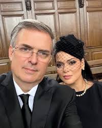 Marcelo Ebrard asiste al funeral de la reina Isabel II El canciller @ marcelo.ebrard, acompañado de su esposa Rosalinda Bueso, compartió una foto  desde el funeral de la reina Isabel II, al que