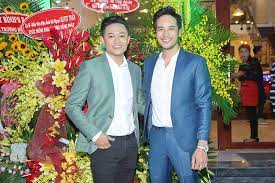 Thì quốc trường cũng không kém cạnh khi sở hữu chuỗi mì cay hơn 100 cửa hàng khắp cả nước. Ä'oan Thanh Tai Va Quy Binh Song Kiáº¿m Há»£p Bich Vá»›i Mi Cay Sasin
