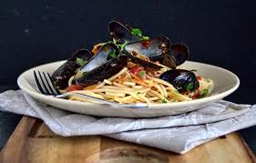 Miesmuschel Pasta In Tomatensosse Eine Mediterrane Leckerei Rezept In 2020 Einfache Gerichte Tomatensosse Lebensmittel Essen