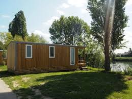 Decouvrir Les Joies Du Camping Dans Un Cottage Sandaya En 2020 Cottage Camping Chateau Gonflable