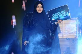 Manakalah datuk ramli ms dan datuk khatijah ibrahim merupakan pengkritik tetap selama 8 minggu persembahan. Tak Sangka Aishah Dinobatkan Sebagai Juara Gegar Vaganza 4
