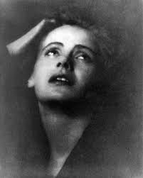 Photographer Cecil Beaton (1946) 📸 Garbo always loved the flowers 💐