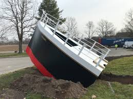 Bouclier de brennus — pour les articles homonymes, voir brennus. Voici Pourquoi Une Mysterieuse Replique Du Titanic S Est Echouee Sur Ce Rond Point Du Bas Rhin Actu Strasbourg