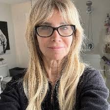 Elly Miller's Instagram, Twitter & Facebook