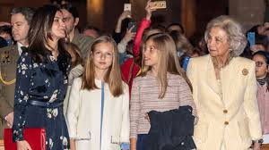 Felipe VI, Letizia, la reina Sofía y las infantas asisten a la misa de Pascua en Palma