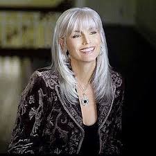 Bei diesem stil wird das haar so geschnitten, dass verschiedene schichten entstehen und ein gezacktes aussehen annehmen. Awesome Best Long Hairstyles For Older Women Hairstyle Models For Women