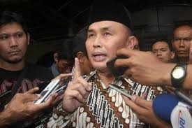 Sebagai suku bangsa pribumi kalimantan, suku dayak memegang kekhasan kalimantan dalam segala aspek kehidupan. Profil Sugianto Sabran Gubernur Kalteng Yang Lempar Botol Ke Wasit
