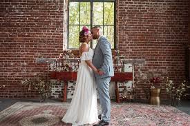 #annyaurora #fotos #texaspatti #hochzeitskleid #pic #kleid #brautkleid #braut #hochzeitsfotos im ballkleid art von hochzeitskleid, bleibt das zentrum des fokus die obere hälfte des körpers. Ja Sagen Vor Einer Blumenwand Im Dogtap Berlin Blumen Floristik Herbst Hochzeitstrends Farben