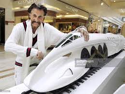 Luigi Colani Designer D Mit Dem Modell Einer Aerodynamischen Futuristic Design Train Car Design