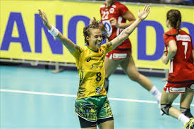 A recepção no handebol deve ser feita sempre com as duas mãos paralelas e ligeiramente côncavas (em forma de concha) e voltadas para frente. Brasil Impoe Forte Defesa E Vence Noruega No Segundo Amistoso De Handebol Feminino Surto Olimpico