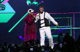 (c) 2013 universal music latino La Polemica Actuacion Del Vocalista De Cafe Tacvba Con Bad Bunny Ruben Albarran Se Defiende El Diario Ny