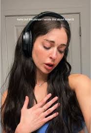 Alyssa Robichaud's Instagram, Twitter & Facebook