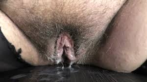 ¡Esposa infiel después de sexo a pelo mostrando su vagina llena de leche y  frotándola!