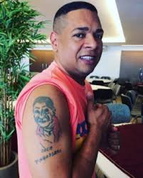 Whindersson nunes batista (born 5 january 1995) is a brazilian comedian, singer, and youtuber known for his comedy videos since 2013. Fa Faz Tatuagem Do Rosto De Whindersson Nunes Veja A Semelhanca Emais Estadao