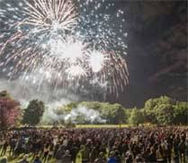 Feu d'artifice tiré sur la rivière et le pont, sonorisation et feu par pyrobak www.pyrobak.com. Brundevie