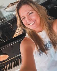 Headed to San Diego tomorrow… and just found out a keyboard was found for  me!!! So guitar and keys for the show 🎶🎹🎸 and…it's SOLD OUT with a  waiting list. Feeling super