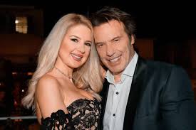 Καὶ γυναῖκές τινες ἐξ ἡμῶν ἐξέστησαν ἡμᾶς γενόμεναι ὄρθριαι ἐπὶ τὸ μνημεῖον, καὶ μὴ εὑροῦσαι τὸ σῶμα αὐτοῦ ἦλθον λέγουσαι καὶ ὀπτασίαν ἀγγέλων ἑωρακέναι, οἳ λέγουσιν αὐτὸν ζῆν. O Stratos Tzwrtzogloy Kai H Sofia Mariola Giortazoyn Me Pyrotexnhmata Thn Prwth Toys Epeteio Video Newsbreak