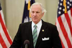 Republicans, mainly at the state level, argue that the restrictions (such as purging voter rolls, limiting voting locations, and limiting early and mail voting) are vital to prevent voter fraud, claiming that voter fraud is an underestimated issue in elections. 7ueprlyyw6ci0m