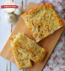 Farcitela la superficie della pizza con panna, cipolle e pancetta. Batuffolando Ricette Focaccia Con Cipolle E Curry