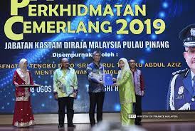 Berikut adalah maklumat kerja kosong sektor kerajaan bagi jabatan kastam diraja malaysia untuk pengambilan 2018. Tengku Zafrul On Twitter Tahniah Kepada Penerima Penerima Anugerah Perkhidmatan Cemerlang Apc Jabatan Kastam Diraja Malaysia Pulau Pinang 2019 Semoga Pegawai Jkdm Terus Berkhidmat Dengan Cemerlang Dalam Memudahcara Proses Perdagangan