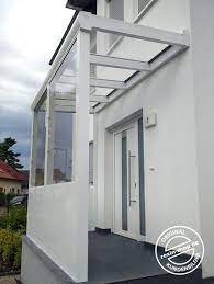 hier dient eine alu terrassenuberdachung der marke rexopremium vsg 3 20m x 1 44m in weiss als besonders h uberdachung hauseingang modernes haus aussen glasvorbau