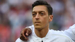 Mesut özil necaxa'nın yeni hissedarı olmanın heyecanını yaşıyor. Mesut Ozil Druckt Dfb Elf Beim Em Start Die Daumen Passt Auf Benzema Auf