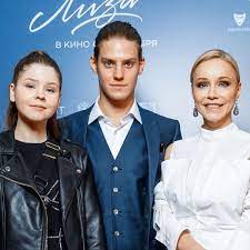 Оксана акиньшина, никита и михаил ефремовы, юлия хлынина, павел табаков, евгения добровольская, александр робак, светлана камынина, алексей макаров, тимофей трибунцев, александра урсуляк, сергей чонишвили, олег васильков, виктория толстоганова. Marina Zudina Vmeste S Docheryu Podderzhala Svoego Syna Pavla Tabakova Na Premere Filma Doktor Liza Vokrug Tv