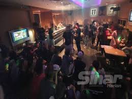 Kelab malam legendaris di london, fabric, kembali beroperasi, setelah beberapa waktu lalu harus ditutup karena isu narkoba. Pandangan Tutup Terus Kelab Malam Pub Bertepatan