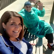 Liebe Community, gestern durfte ich Jerrid vor dem Krankenhaus besuchen.  Natürlich kam ich nicht mit leeren Händen, sondern hatte 🍔 im Gepäck,  damit Jerrid Abwechslung zum Krankenhausessen bekommt😋 So saßen wir  gemeinsam