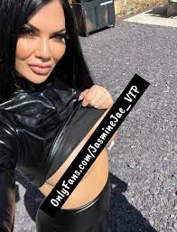 Observe Jasmine Jae's control in gleaming latex gear
