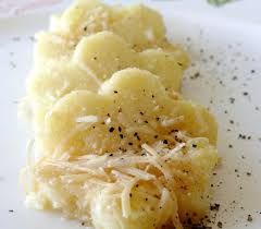 Per questo primo si può usare sia la pasta, come da tradizione romana, spaghetti, penne, rigatoni, ma anche gli gnocchi vengono deliziosi. Ricetta Gnocchi Cacio E Pepe