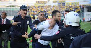 Dakikada mke ankaragücü'nün kullandığı köşe vuruşu sonucu kaleci abdulkadir sünger, topu elinden kaçırdı. Denizlispor Ile Mke Ankaragucu Macinda Protokol Tribunu Karisti