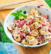 Tortellinisalat Mit Schinken Und Basilikum Rezept Tortellinisalat Rezepte Lebensmittel Essen