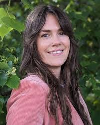 Jennifer Vining's Instagram, Twitter & Facebook