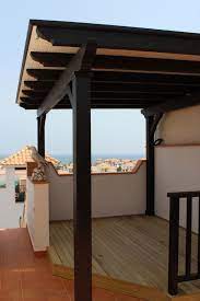 Son adaptables en cuanto a lugares modernos, boscosos, rústicos, entre otros, pues gracias a los distintos tipos de madera y barnizados. Pergolas De Madera Techadas Benoit Roubaud Carpinteria Artesanal Almeria