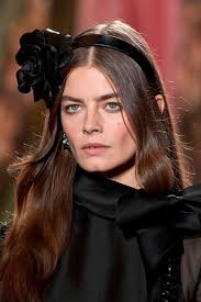 Los accesorios de pelo para invitadas que más veremos en 2024 son puro  romanticismo: de los lazos a las flores