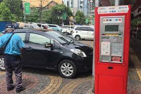 Saat itu lah ia menyebutkan gaji dokter yang kecil, bahkan kalah dibandingkan tukang parkir mobil. Juru Parkir Senang Gajinya Meningkat Di Bawah Upk Perparkiran