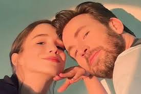 Selamat! Chris Evans dan Alba Baptista Menikah