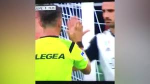 Consulta tutte le vaccate, le spiritosagini, i meme e le battute divertenti relative agli idoli della community. Serie A El Gesto De Bonucci Con Un Arbitro Que Genera Polemica En Italia Marca Com