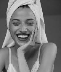 Melanie Mansfield's Instagram, Twitter & Facebook