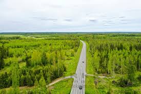 Services of Sirkka | Nelostietä kohti pohjoista Kortteisen kanavan kohdalla  Rynnynkylän pohjoispuolella Pihtiputaalla.