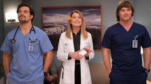 Le 16 mai 2017, il est annoncé que stacy mckee, productrice et scénariste de grey's anatomy, allait lancer une nouvelle série dérivée se concentrant cette fois sur des pompiers. La Serie Grey S Anatomy Prolongee Pour 2 Saisons 3 Guests Titularises Lci