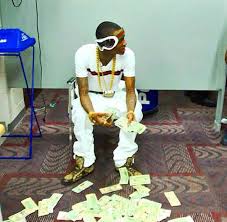 It's your boy soulja boy in dubai look at that camel behind me though scratching its neck turn up i got the louis shoes dirty god damn. Soulja Boy King Soulja Everything Gucci Gucci Shoes Commas Yellow Diamonds Gucci Goggles Soulja Boy Marley Twist Hairstyles Gucci Shoes