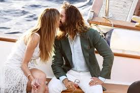 Maybe you would like to learn more about one of these? Heidi Klum Tom Kaulitz Sie In Weisser Spitze Er Im Anzug Sie Sind Auf Dem Weg Zum Hochzeitsdinner Bunte De