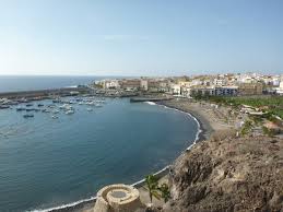 El postiguet es una playa urbana junto al puerto; Playa San Juan Wikipedia