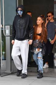 • 22 млн просмотров 2 года назад. Ariana Grande Ruins Pete Davidson S Attempt To Go Incognito As She Flashes Boobs On Romantic Stroll Mirror Online