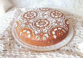 Con una tasca da pasticciere munita di bocchetta con foro piuttosto sottile, create delle decorazioni sia sulla frutta 26 che sui bordi della cassata 27, per renderla ancora più ricca e sontuosa. Torta Soffice Con Pasta Di Mandorle Il Piccolo Seme