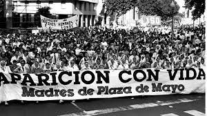 Das symbol der madres ist ein weißes kopftuch. 43 Anos De Las Madres De Plaza De Mayo Facultad De Periodismo Y Comunicacion Social Unlp